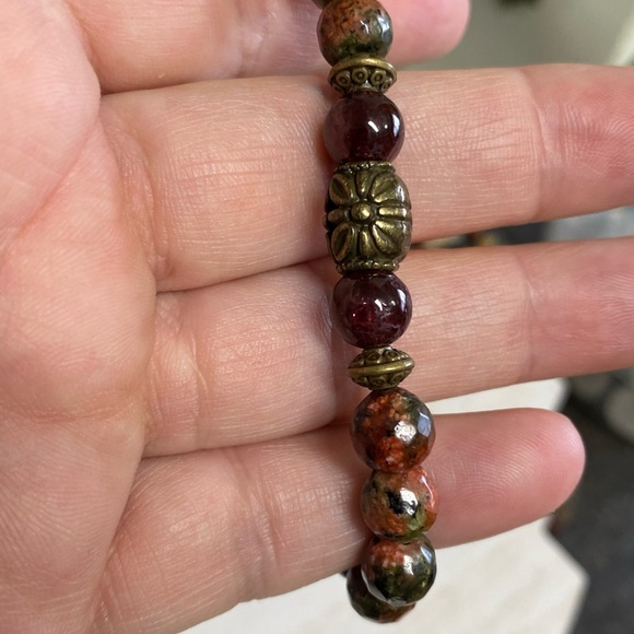 8mm Faceted Marble & Garnet Gemstone Bracelet - Picture 4 of 4